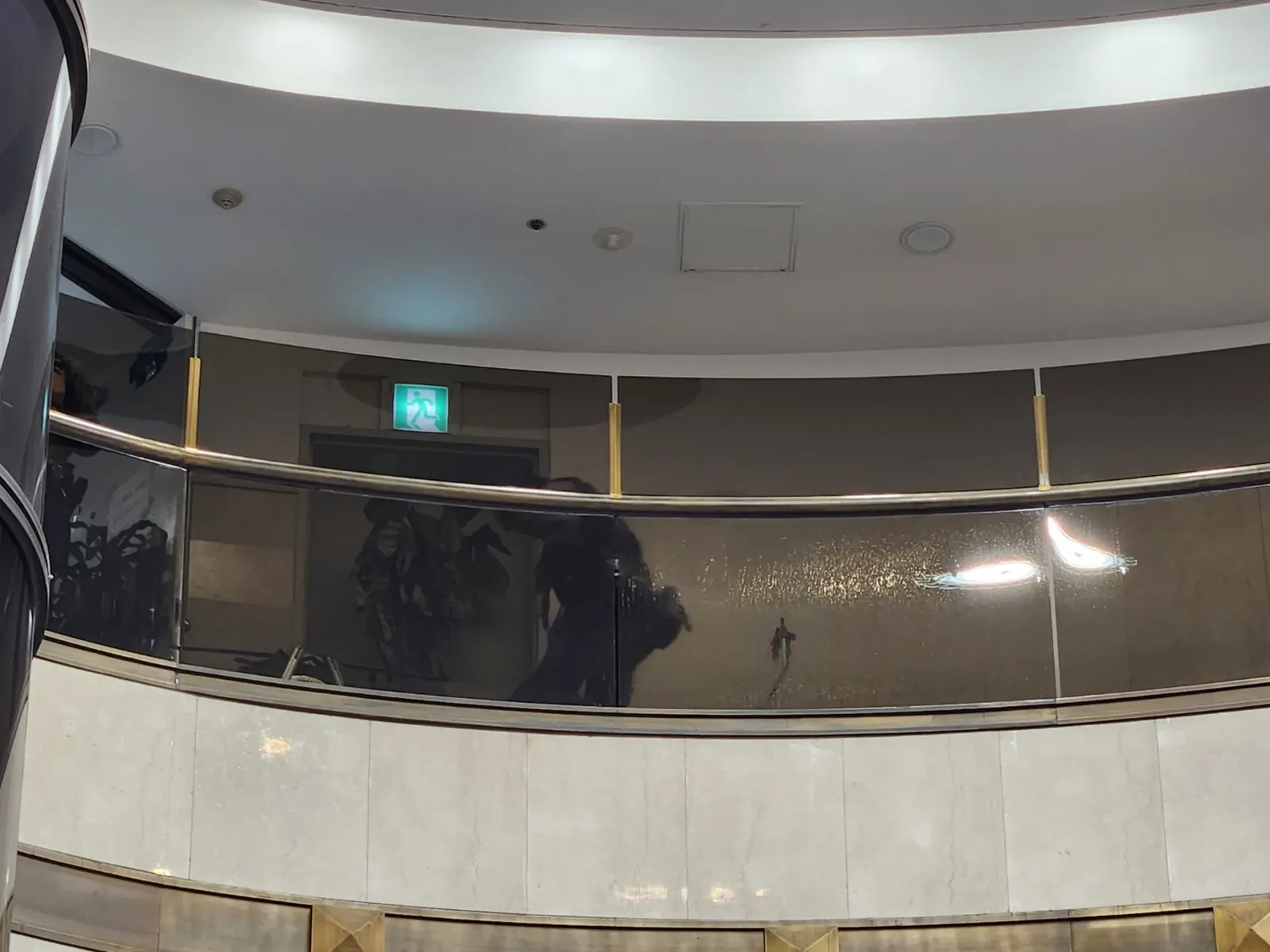 고층 건물 외벽에서 로프접근 안전장비를 착용하고 작업하는 기술자